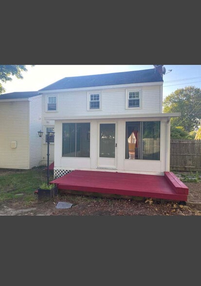 Building Photo - 324 Elm St