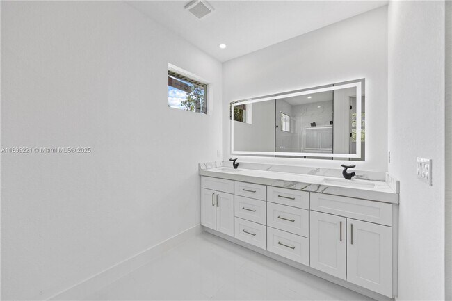 Building Photo - 3111 W 17th St