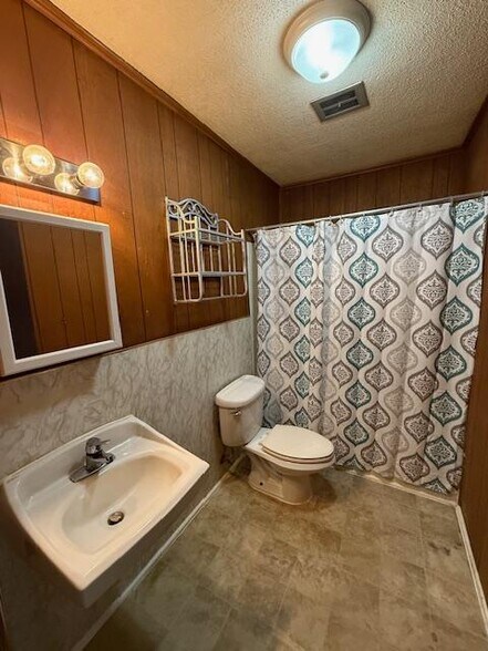 Building Photo - 412 Lake Dr
