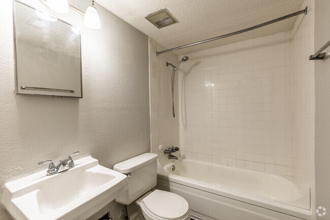 1BR, 1BA - 528 SF - Bathroom - Park Place Apartments