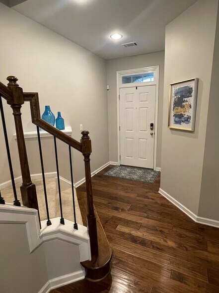 Entry - 1625 Trailview Way NE