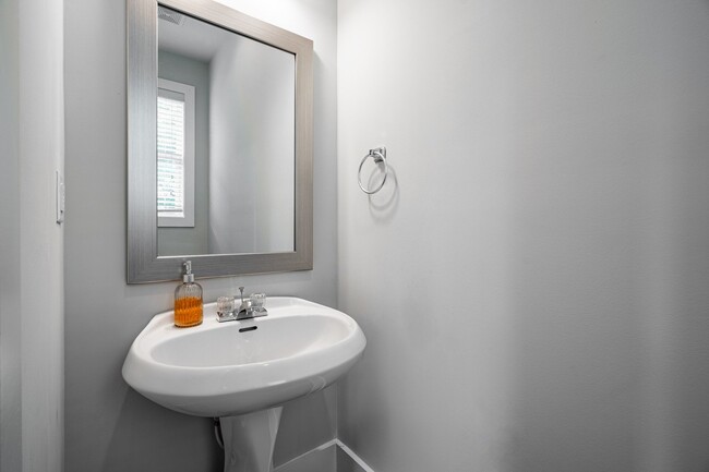 Building Photo - Furnished, 6 - 9 Month lease available.  L...