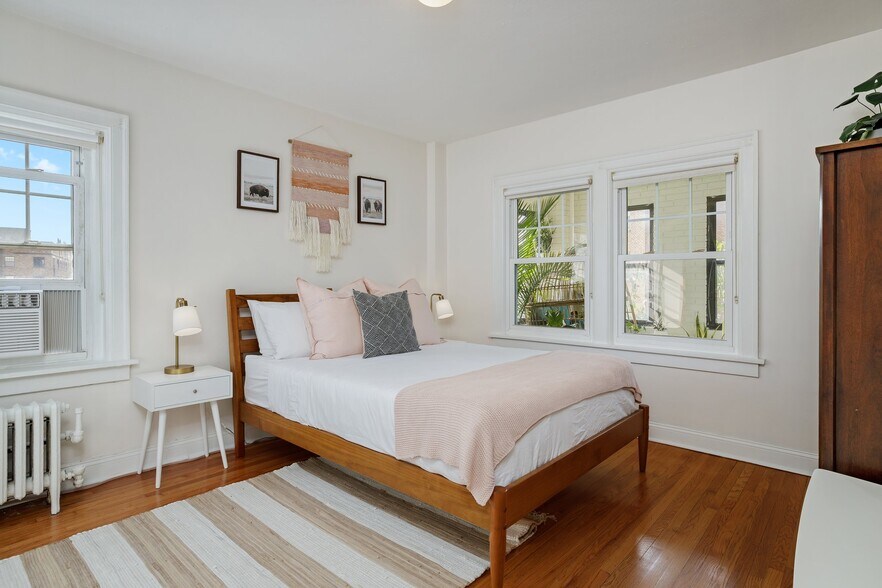 Building Photo - 807 W 48th St