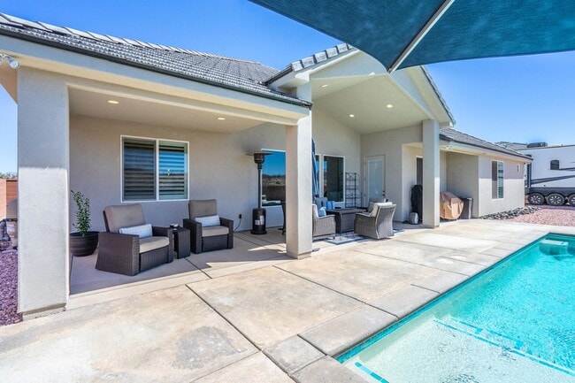 Building Photo - Stunning 5 Bed, 3 Bath Home with a 3 Car Garage