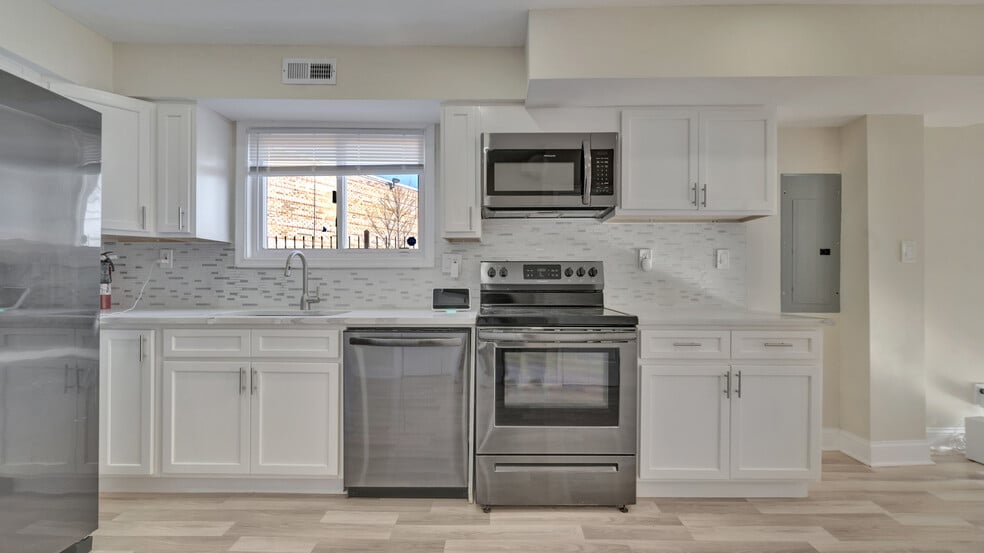 Building Photo - 5338 Jay St NE