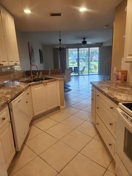 kitchen - 5417 Cove Cir