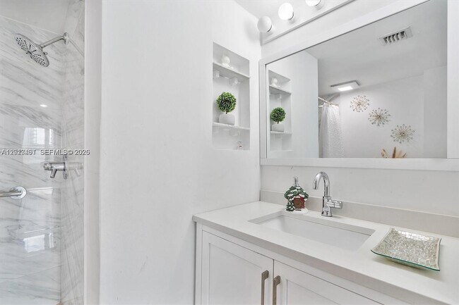 Building Photo - 1155 Brickell Bay Dr
