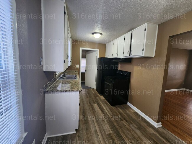 Building Photo - $1,050 - 3 bedroom/ 1 bathroom Single Family Home