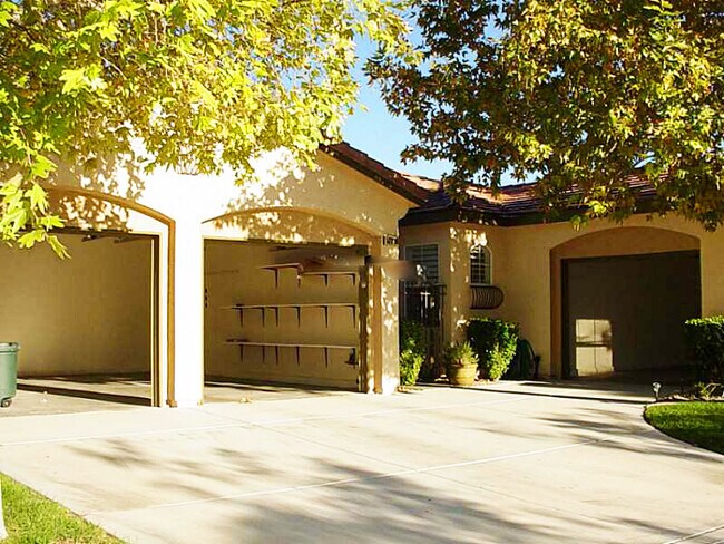 Building Photo - SINGLE STORY 3 CAR GARAGE SOUTHERN HIGHLAN...