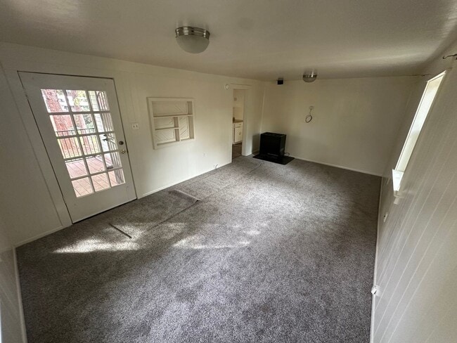 Building Photo - Cozy Quiet Grass Valley Charmer - 1/1 650 SF (Driveway, Parking, & Yard)