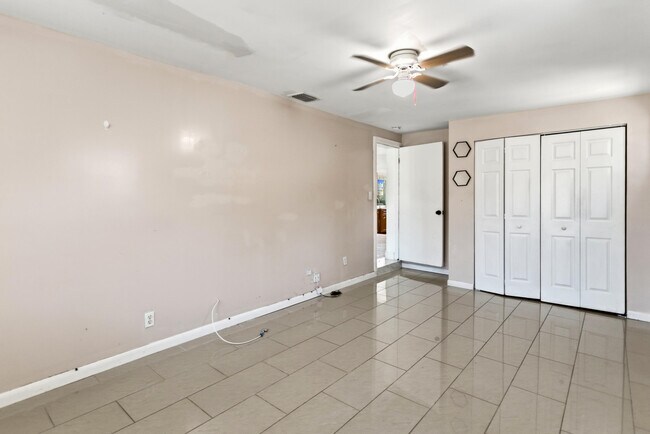 Building Photo - 2748 SW 46th Ct