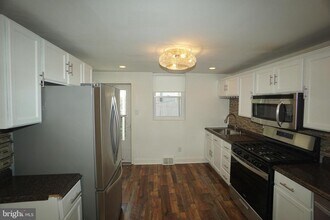 Building Photo - 539 Turner St