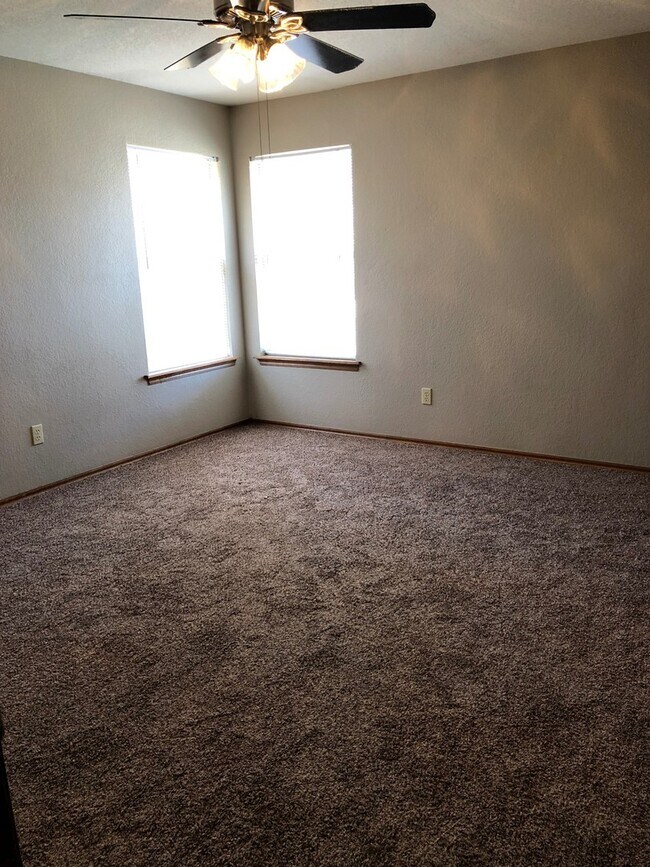Building Photo - Charming 4 bedroom 2 1/2 bath home!