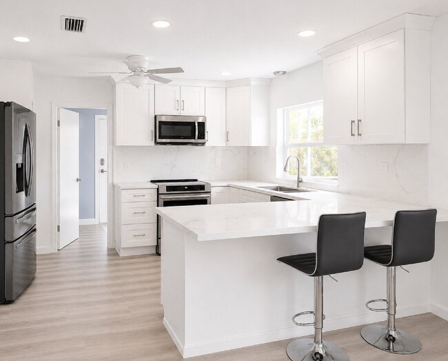 Building Photo - "Spacious & Renovated 4-Bed Oasis with Pool in Boca Raton - 2136 Sq Ft of Elegance!"