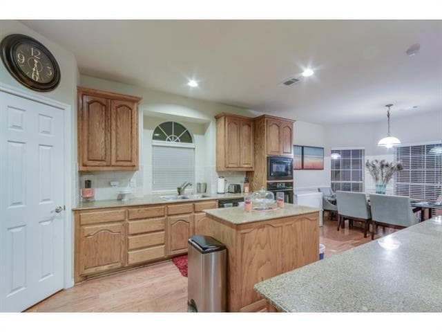 Building Photo - 1402 Vineyard Dr