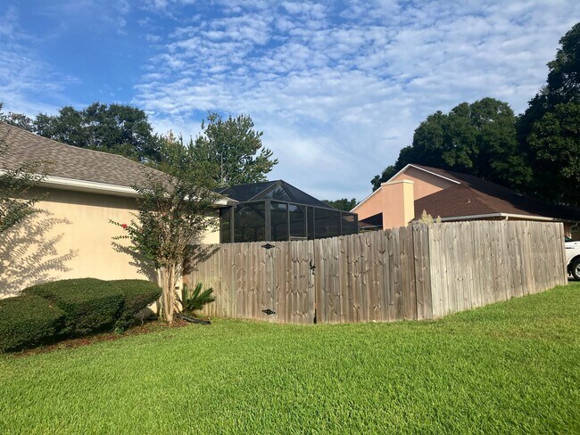 Building Photo - Beautiful 5 Bed/3 Bath Golf Course Communi...