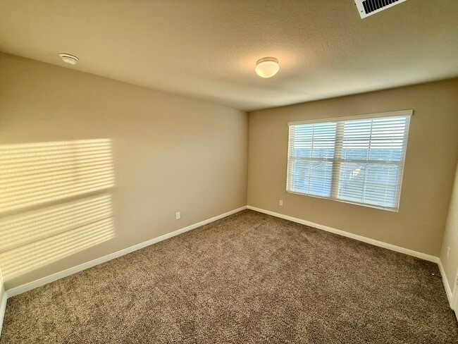 Building Photo - Modern Comfort and Stylish Living