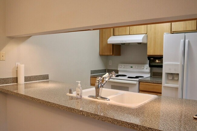Building Photo - Two Bedroom/Two bath Capitol Hill Condo - ...