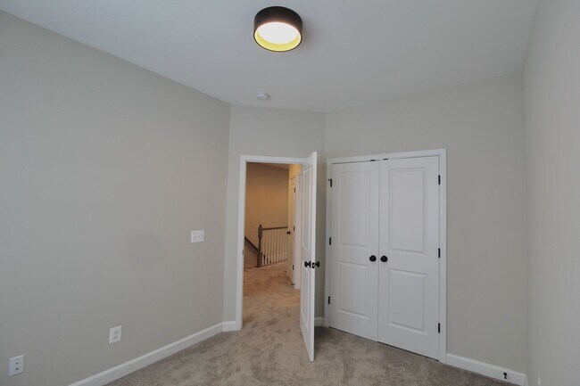 Building Photo - 3 bedroom town home with a finished basement and garage located in popular Preston Lakes