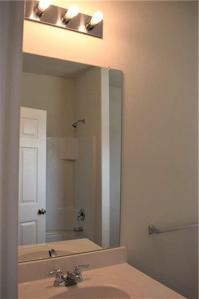 Building Photo - Like New 3BR SFR w/ Covered Patio & Fenced Yard in Haslet