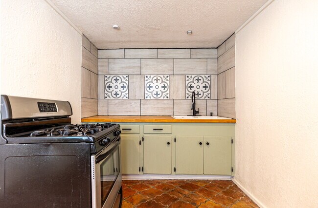 Building Photo - 426 W Woodlawn Ave