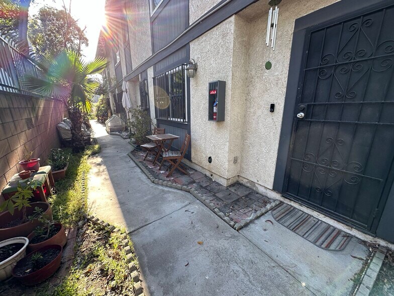 Building Photo - 11014 Arminta St