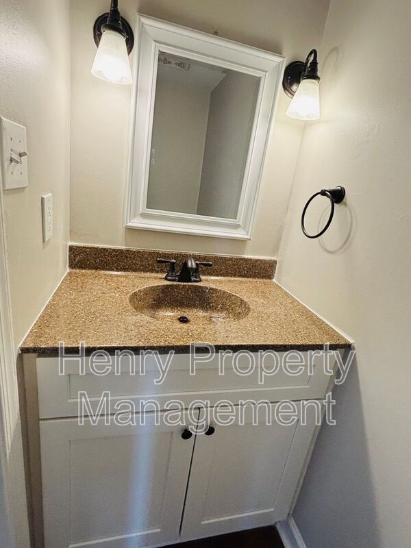 Building Photo - 903 Hampshire Ct