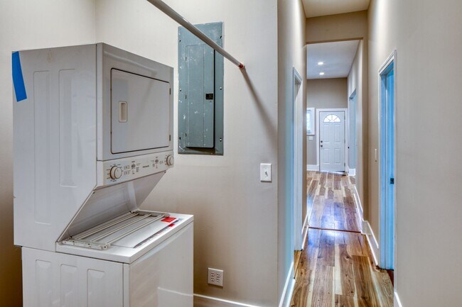 Building Photo - 2 Bed, 2 Bath Available Now!