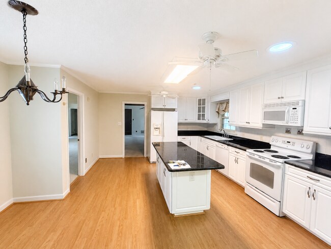 Building Photo - Three bedroom, 2 bath house in Mebane