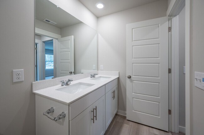 Building Photo - **BE THE LUCKY ONE TO LIVE IN THIS BEAUTIFUL HOME IN THE DESIRABLE SAWGRASS NEIGHBORHOOD IN SPRIN...