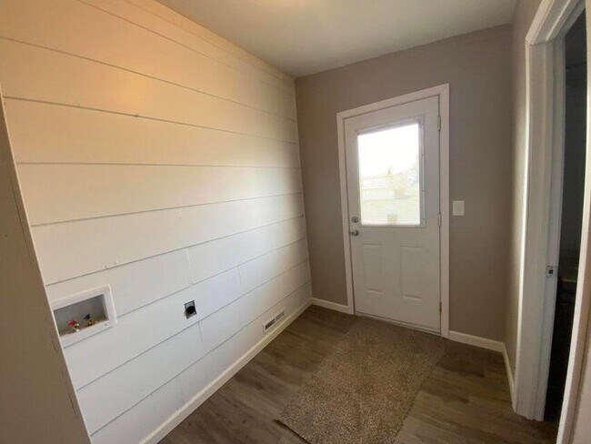 Building Photo - 114 E Russell St