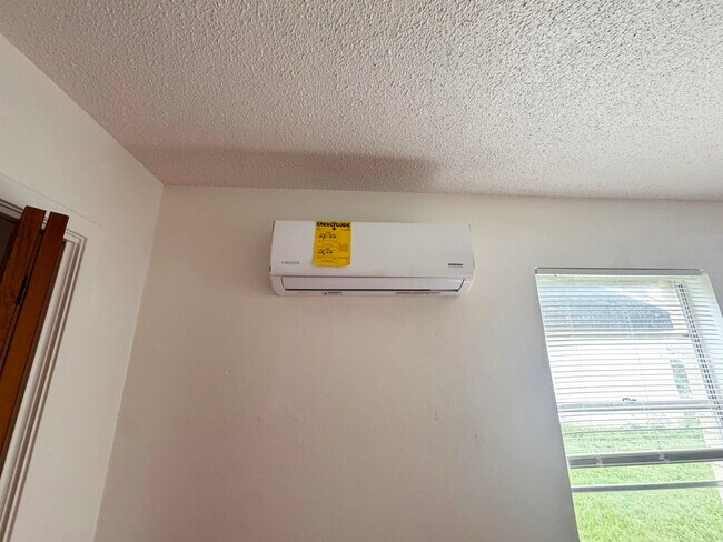 Building Photo - 132 Lake Breeze Dr