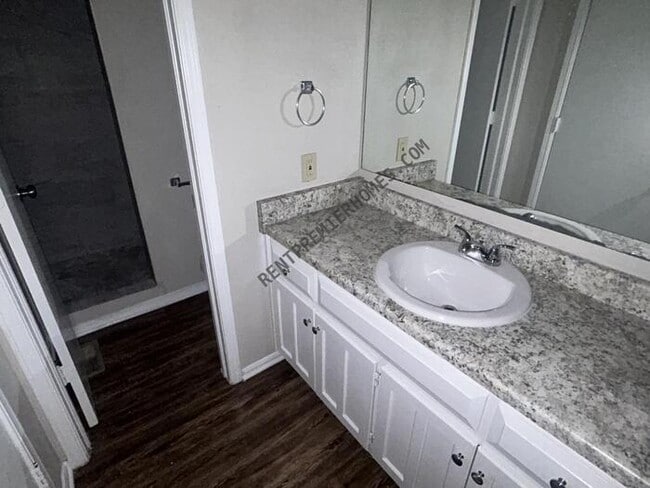 Building Photo - 5711 E 33rd Ct