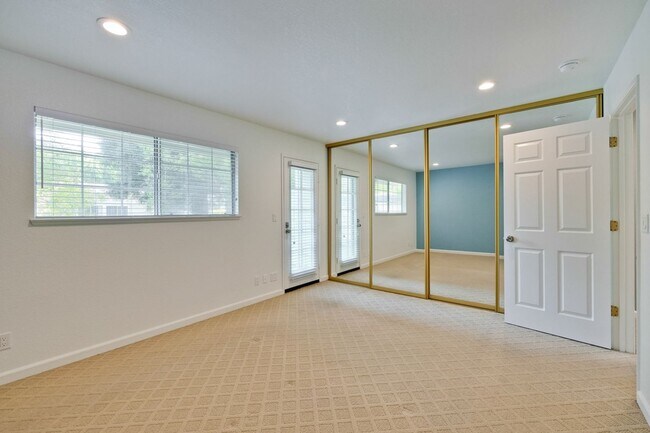 Building Photo - 2-Suite Townhome in Whisman Station Area | Easy Access to 101/237/85