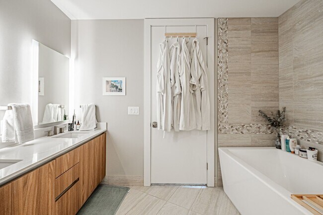 Building Photo - LUX 1BD, 1.5BA Lakehouse Condo with Bonus Den