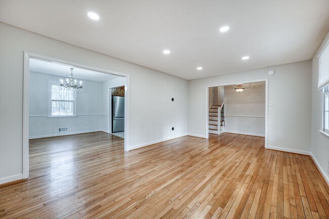 Building Photo - Spacious Chesterfield Home Move In Ready