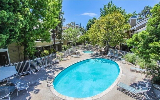 Building Photo - "Charming 1-Bedroom Retreat in Santa Ana!"