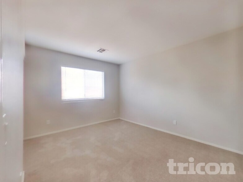 Building Photo - 43714 Cale Dr