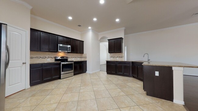 Building Photo - AMAZING 4 BEDROOM IN WHITE ROCK ESTATES FR...