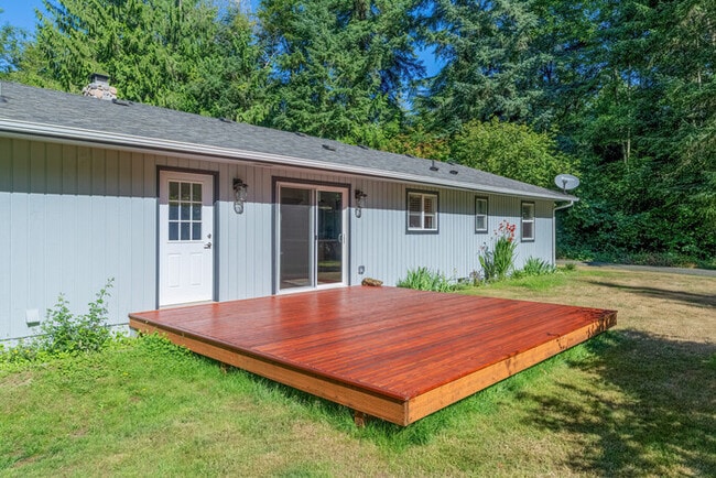 Building Photo - BEAUTIFUL UPDATED RAMBLER WITH LARGE GARGE