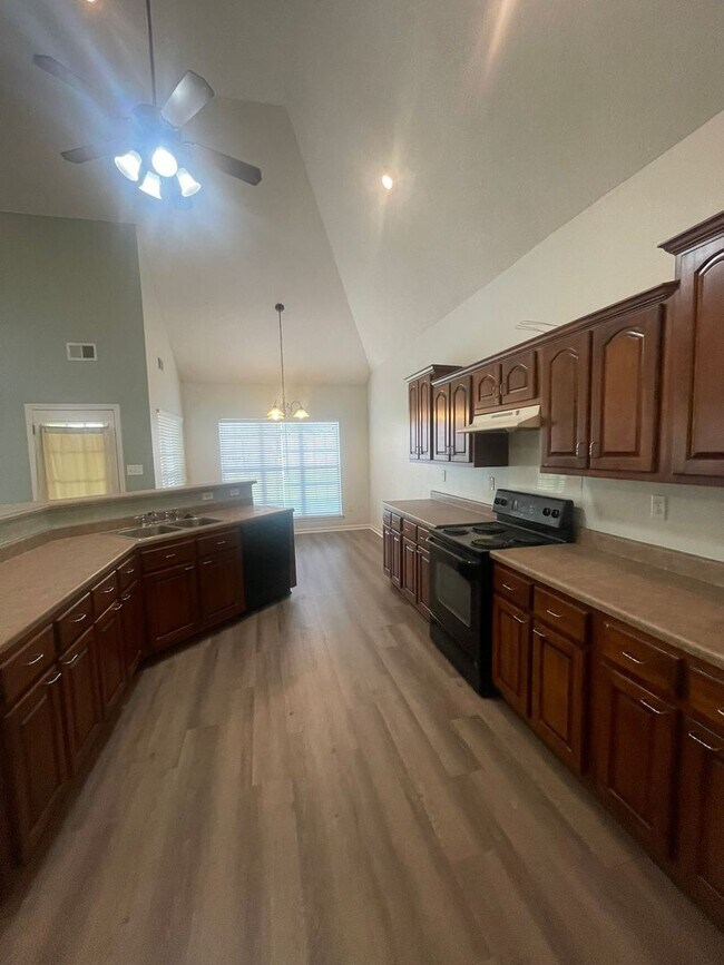 Building Photo - Available NOW in Snowden Grove Area!  3 BR...