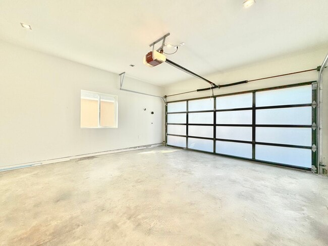 Building Photo - Beautiful Zen inspired modern 3 Bed + 3 Bath House + Garage + Private Yard