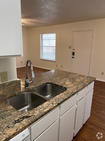 Building Photo - Available now. END 4PLEX TOWNHOME, 2 BR/1....