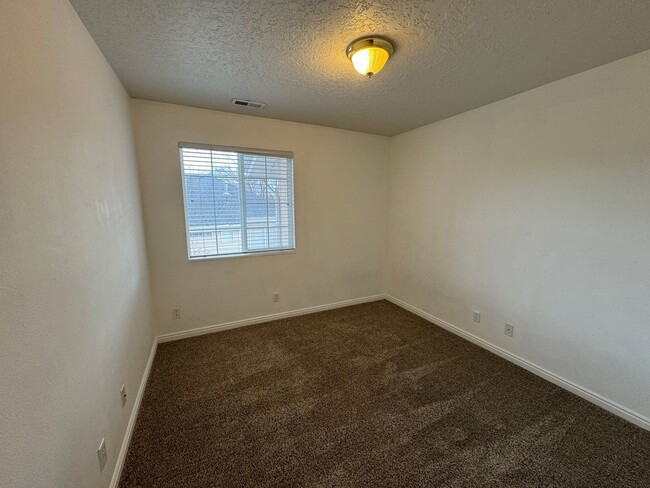 Building Photo - Great 2 bed 1 bath condo located in Countr...