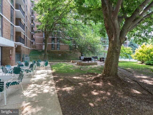 Building Photo - 2300 Pimmit Dr