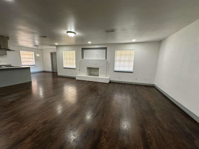 Building Photo - 5850 Paisley St