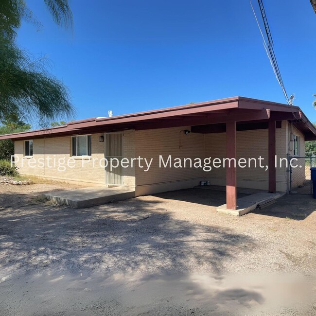 Building Photo - Check out this adorable 3 bedroom house!!