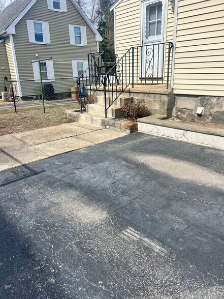Building Photo - 8 Chapin St