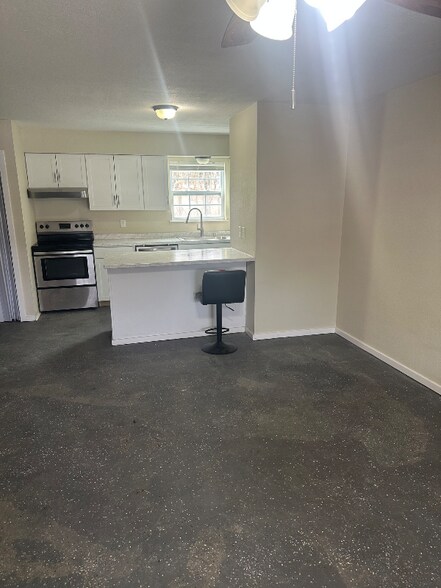 Building Photo - 1603 Azalea Cir