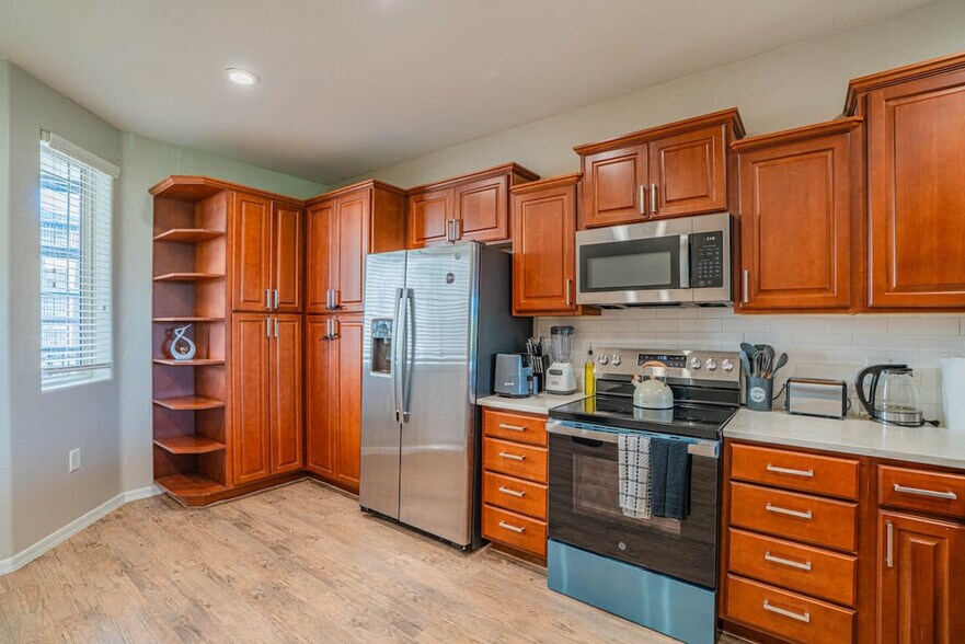 Building Photo - 1275 E University Dr